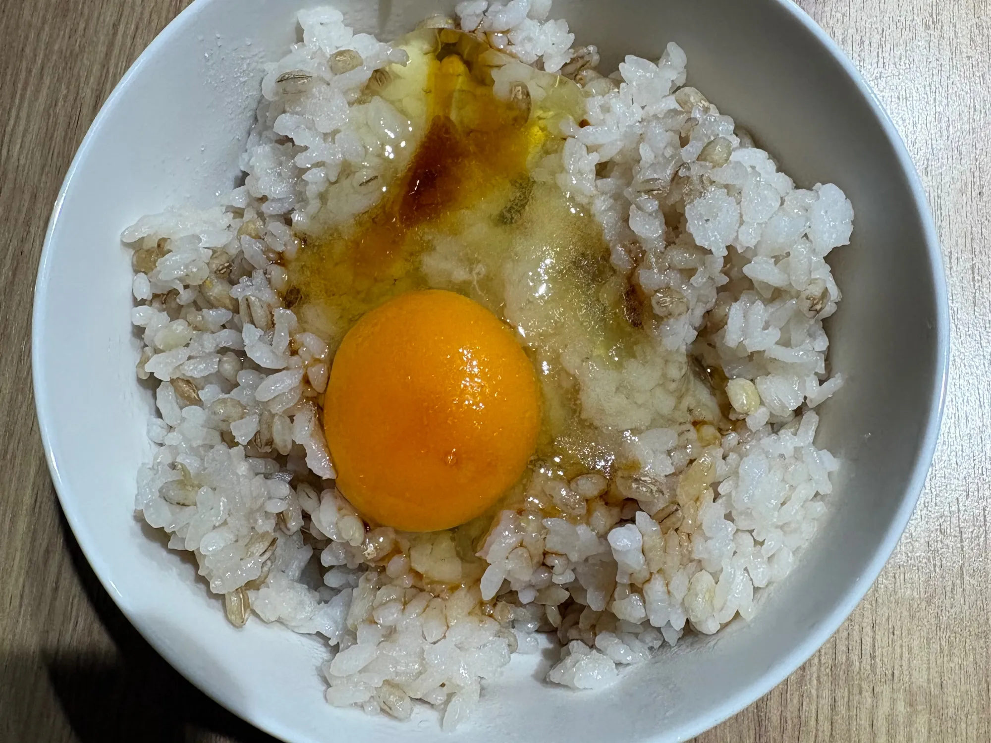TKG (Tamago Kake Gohan) z dodatkiem jęczmienia dla odrobiny zdrowia