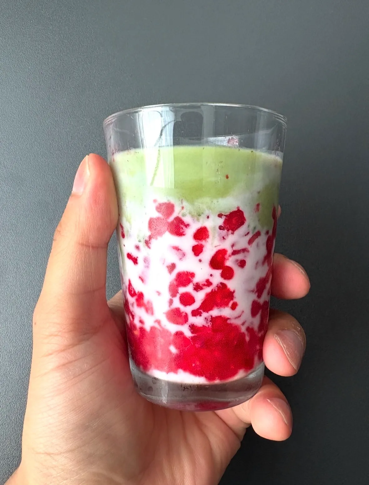 Matcha Latte z Miodem i Malinami